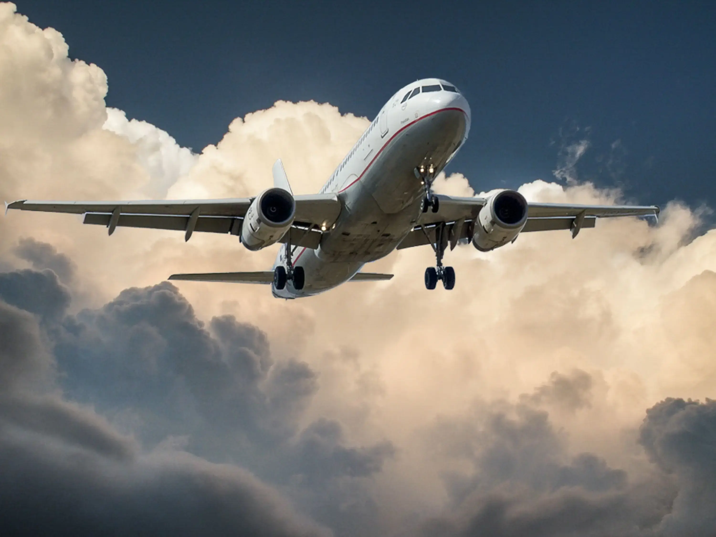 Privatflugzeug über den Wolken