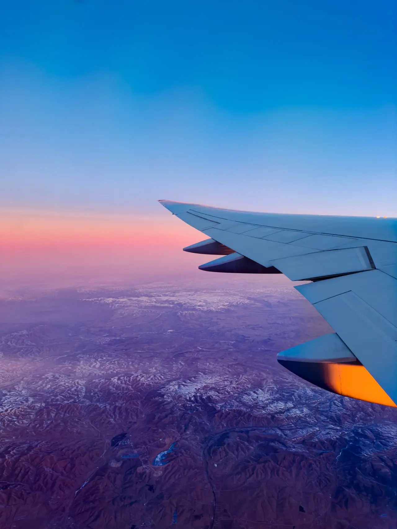 Panoramablick aus dem Kabinenfenster eines Privatjets