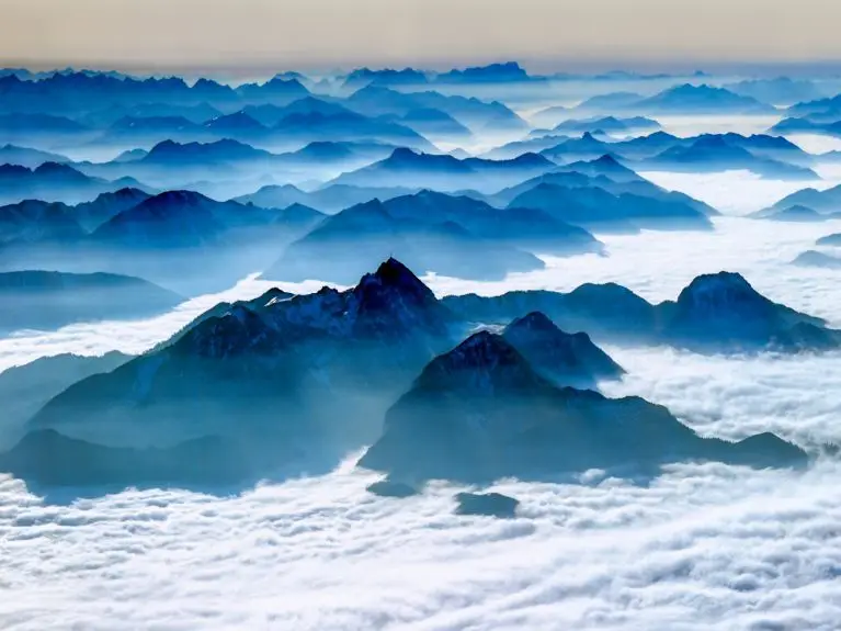 Alpenpanorama mit schneebedeckten Gipfeln