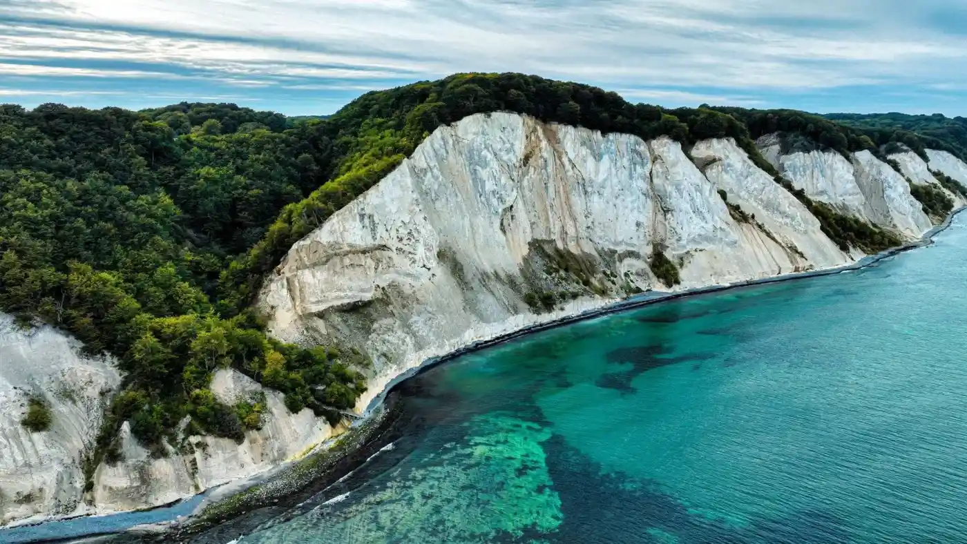 Ostseeküste mit weißen Kreidefelsen