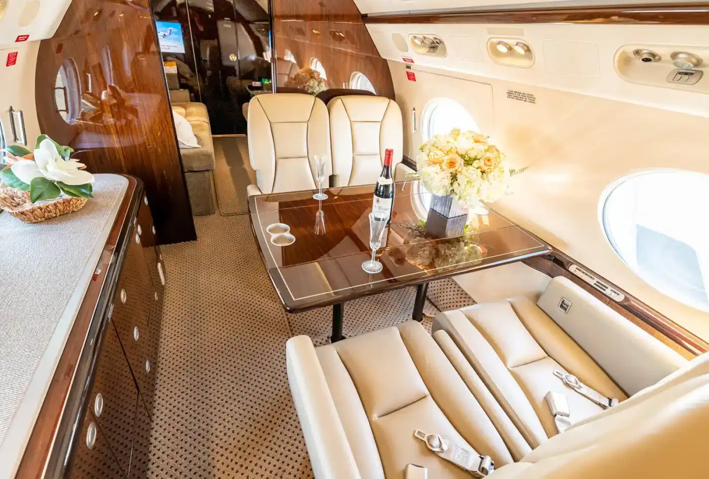 Kabineninterieur eines Premium-Privatflugzeugs