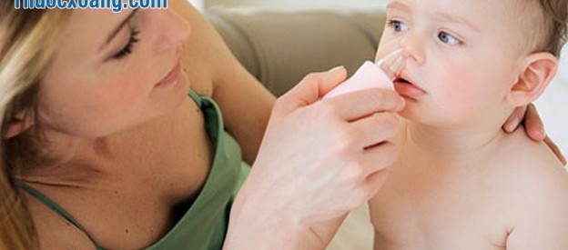 Cha mẹ nên hút sạch dịch mũi cho trẻ để trẻ dễ thở hơn